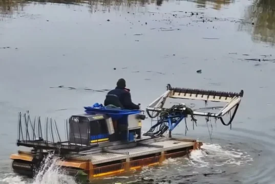 У Ковелі амфібія косить водяну рослинність на Турії