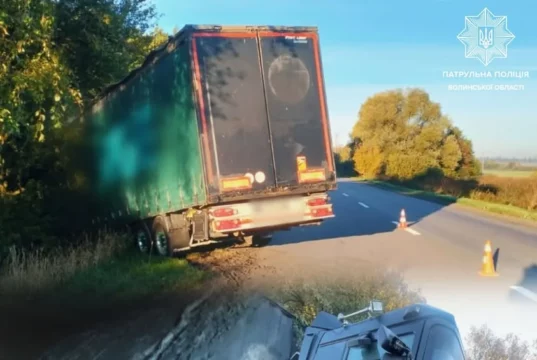На трасі Н-22 вантажівка Renault Magnum з’їхала в кювет