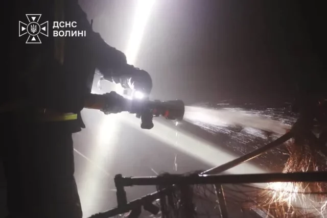 У Луцькому районі через російську атаку загорілося приватне підприємство